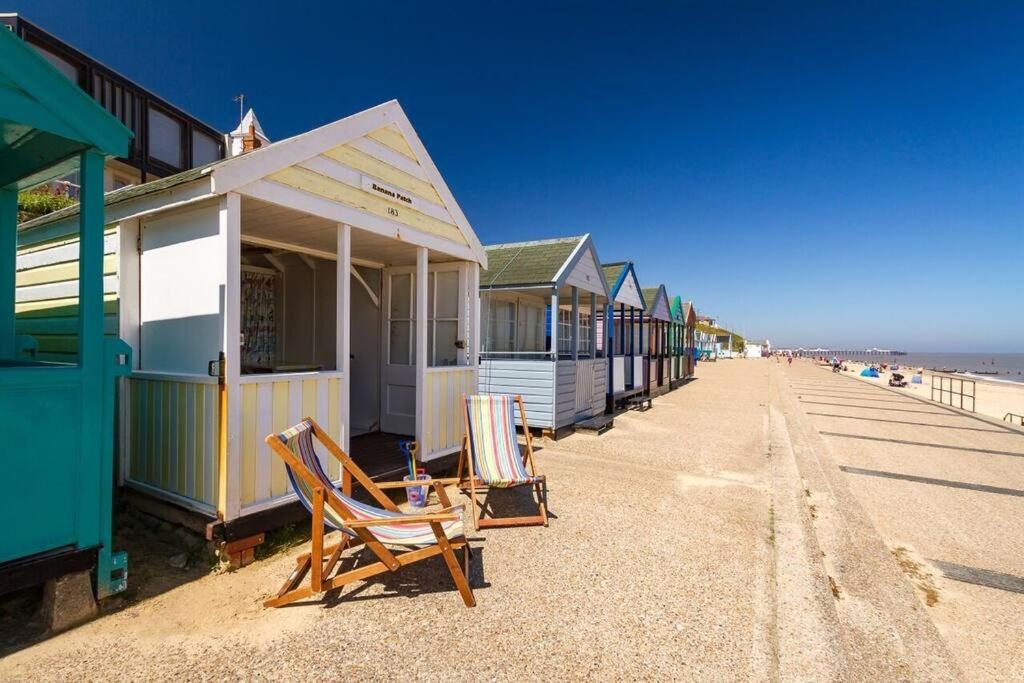 Covehithe House-Coastal Luxury- Sleeps 12-With Huge Swimspa! Wrentham Екстер'єр фото
